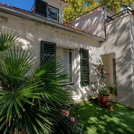 Πανσιόν Lanterna 4*