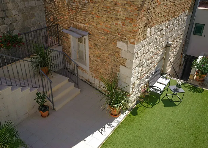 Lanterna 4* Split